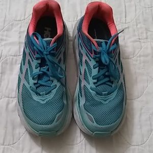 Women's Hoka one Clifton 3 size 9.5